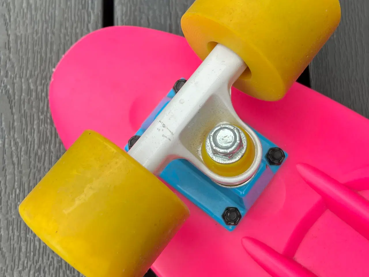 Billede 4 - Long Island skateboard – pink/gul – næsten som ny