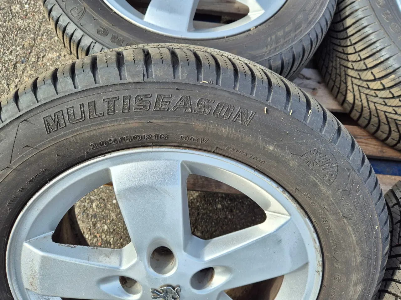 Billede 3 - Firestone helårsdæk på fælge