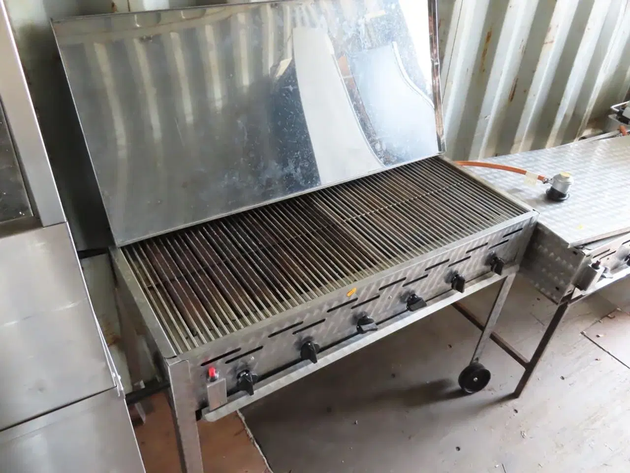 Billede 2 - Gasgrill med 6 blus og låg