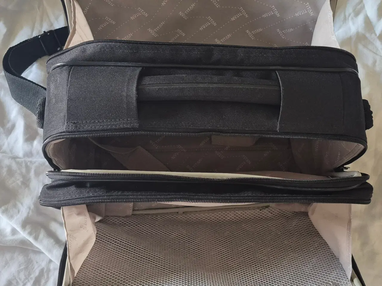 Billede 3 - Funktionel taske med 3 store rum – let at fastgøre
