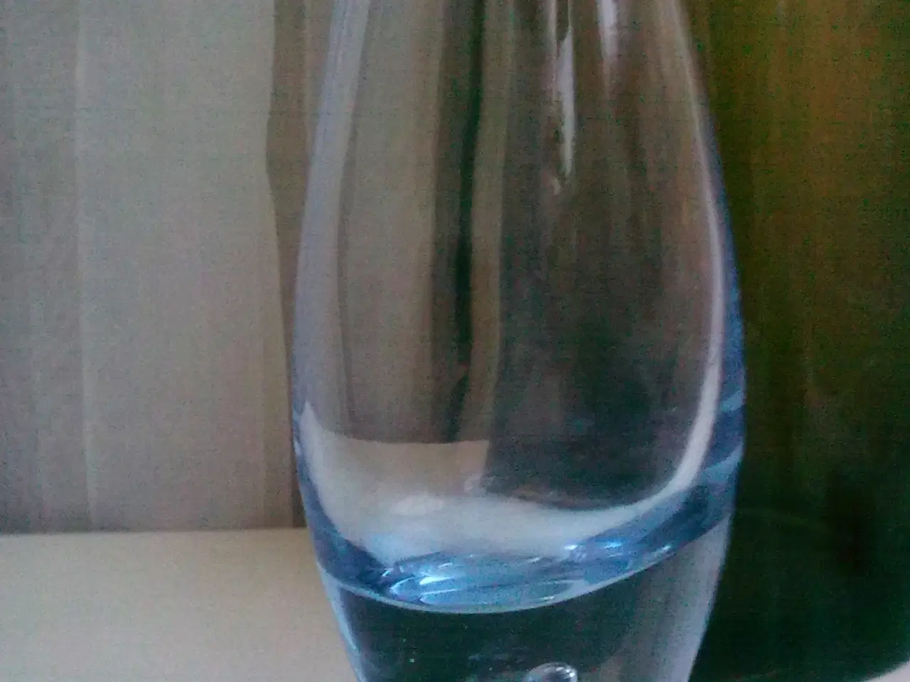 Billede 6 - Brugskunst lyseblå glasvase m luft bobbel