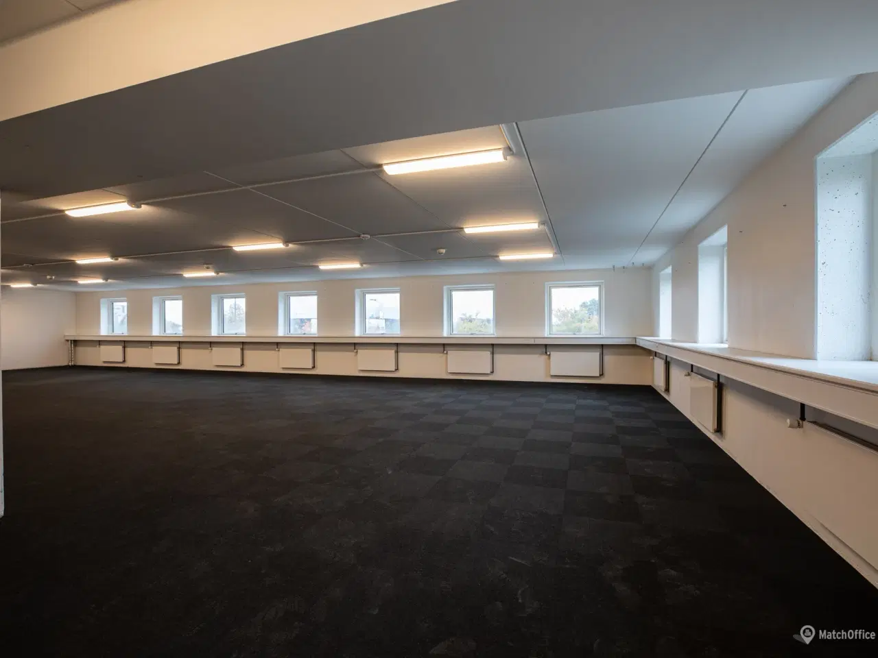 Billede 8 - Stor og renoveret domicilejendom med lager og kontor.