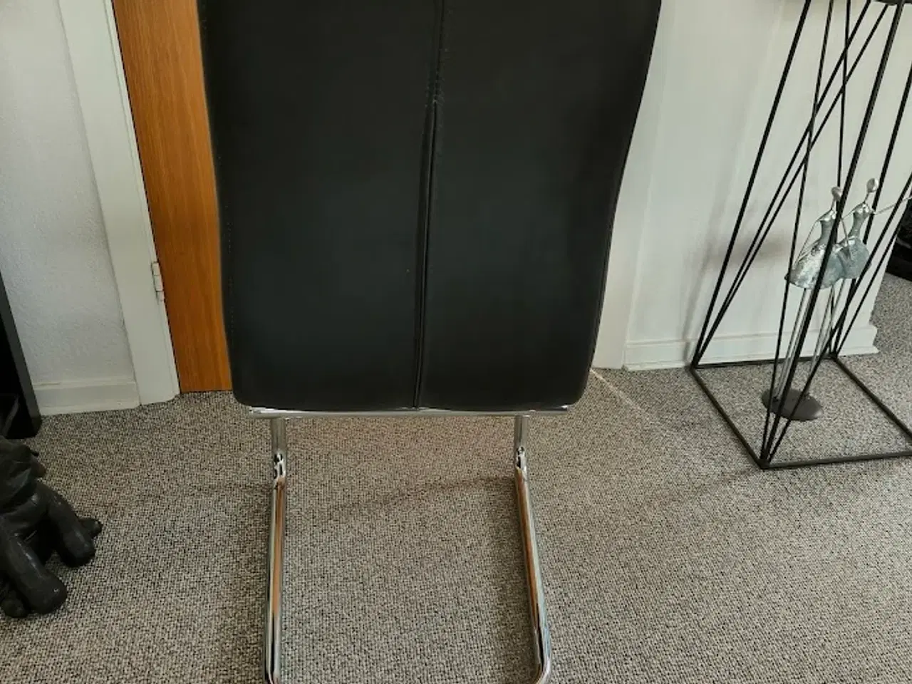 Billede 4 - Bord m. udtræk + 4 stole (Sort/metal)