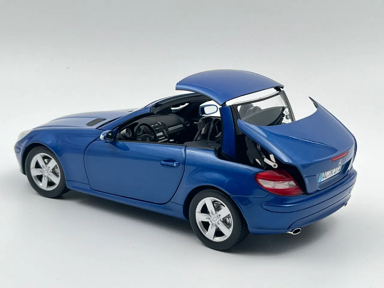 Billede 4 - 2004 Mercedes-Benz SLK 1:18  Sjælden udbudt model 