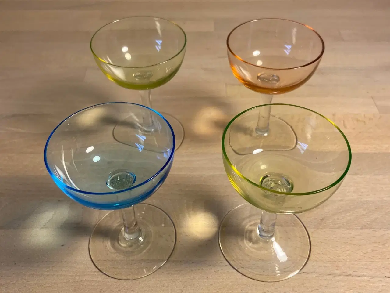 Billede 4 - 4 stk likørskåle i farvet glas