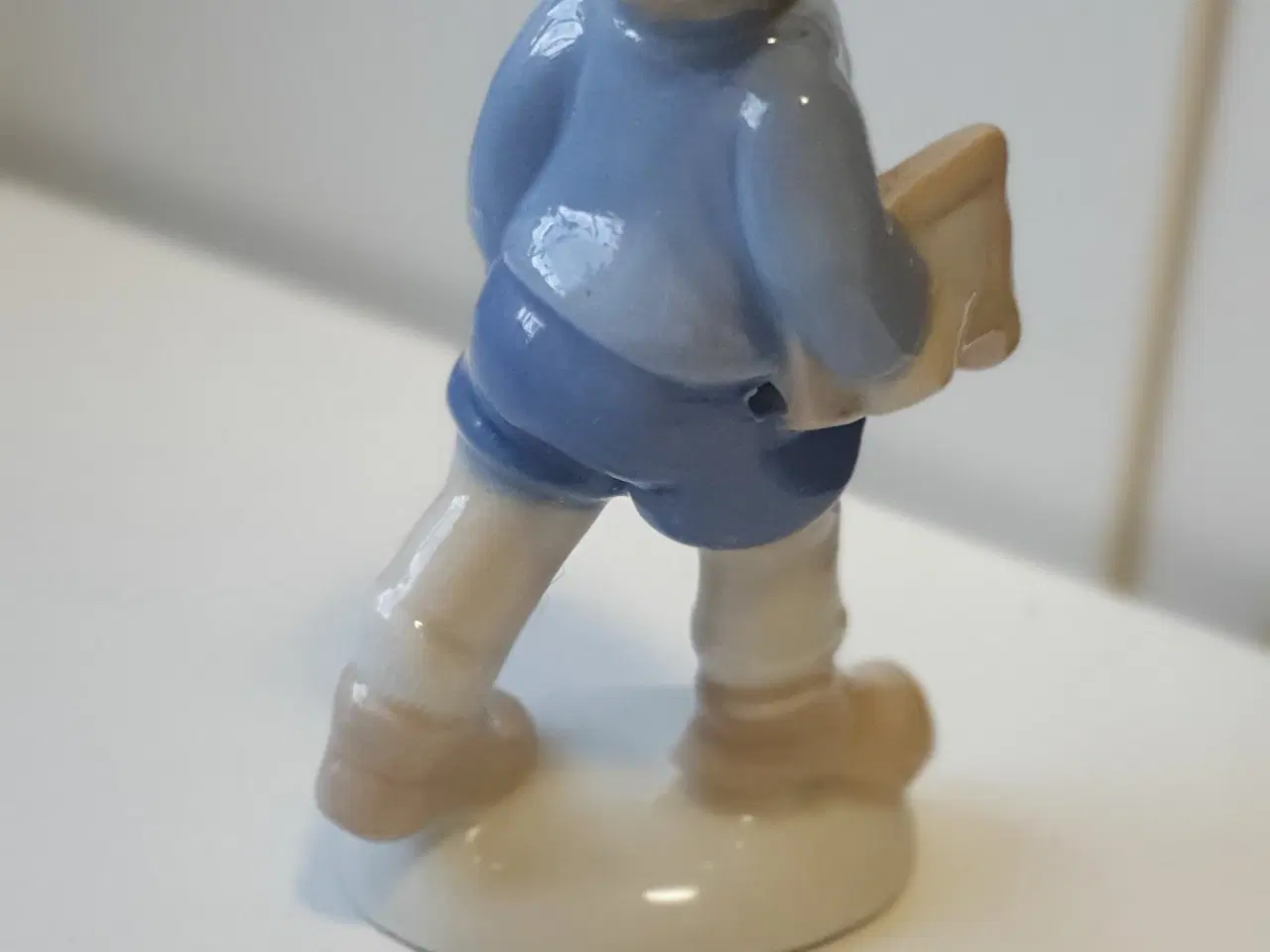 Billede 2 - Porcelænsfigur - Dreng med bog under armen