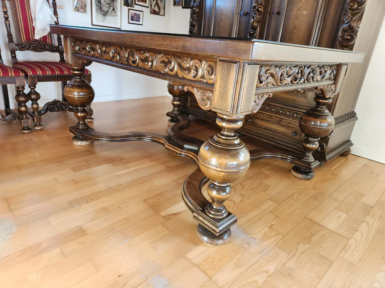 Billede 3 - Komplet spisestue i mørkbejdset eg.