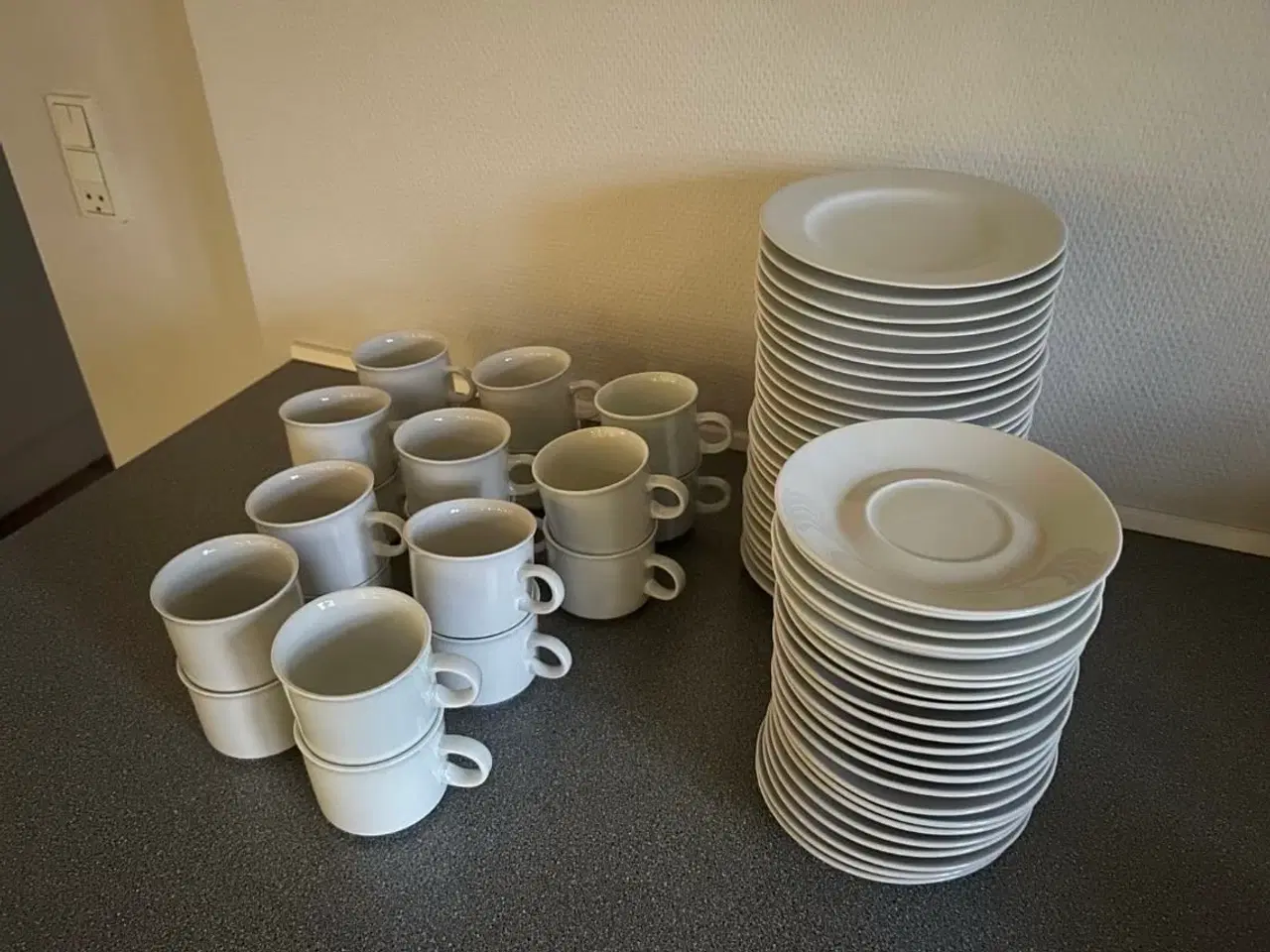 Billede 4 - Studio. Hvidt stel bestående af kopper/tallerkner