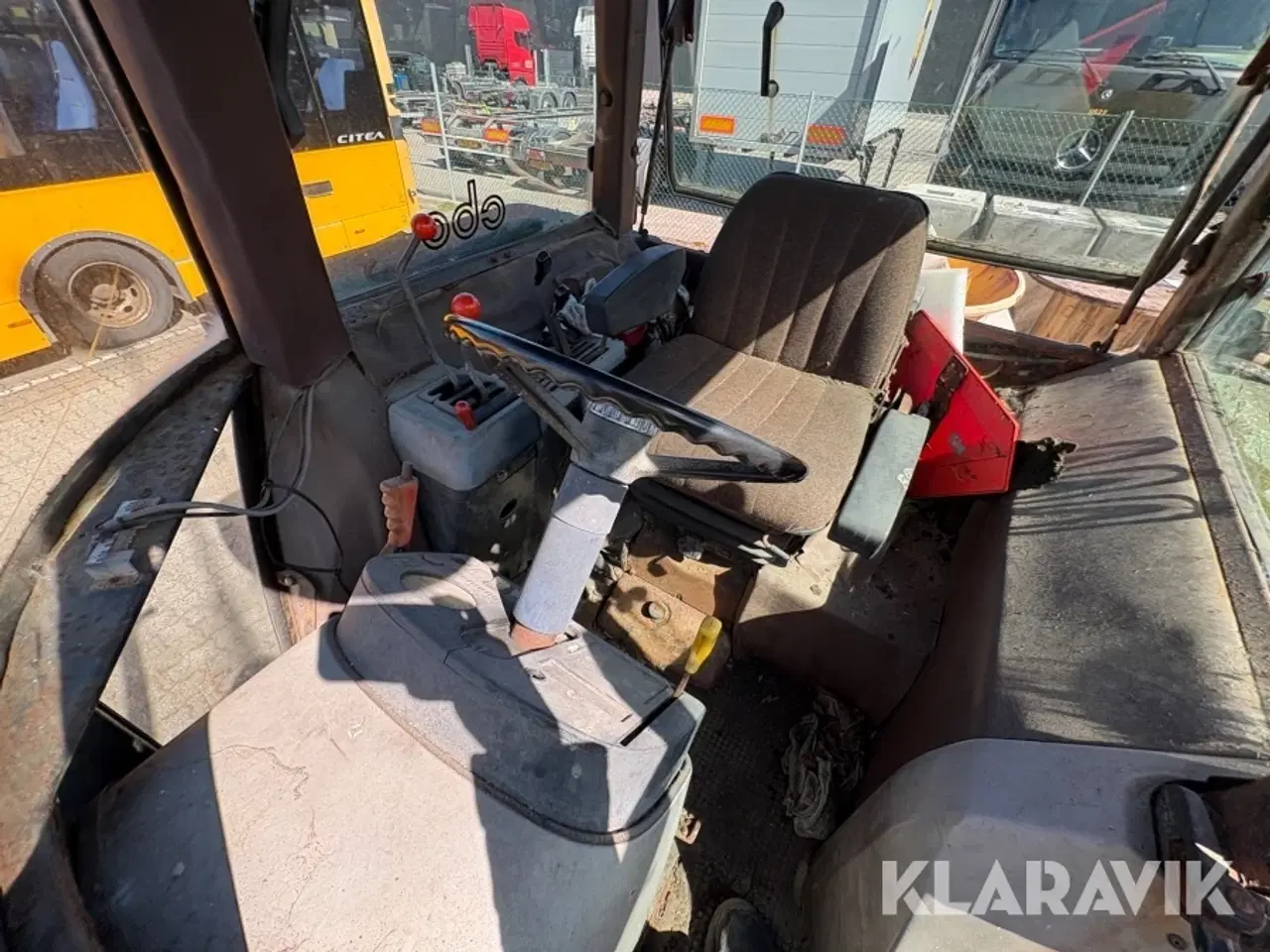 Billede 11 - Traktor John Deere 3040 med kost sneplov og saltspreder