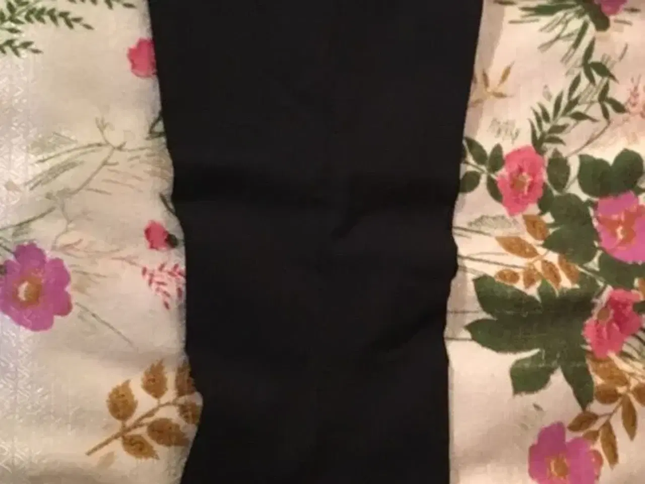 Billede 9 - To par sorte bukser til salg