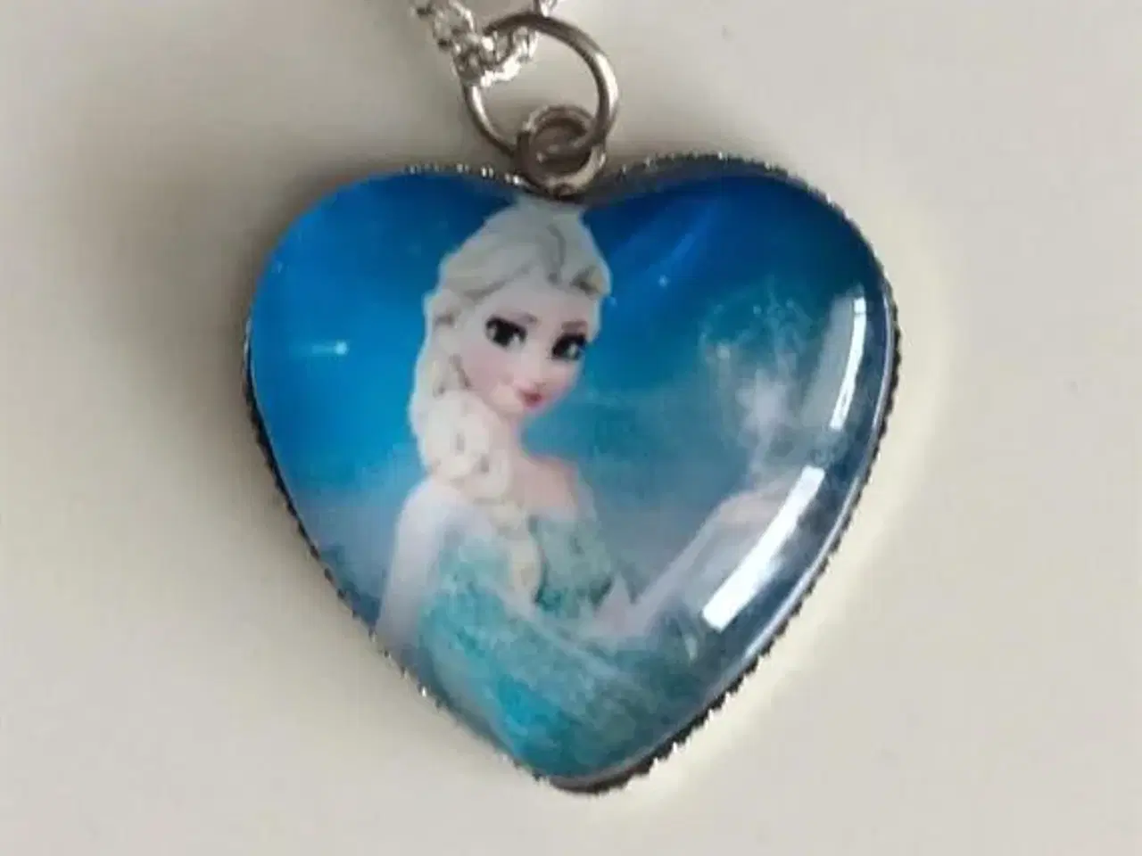 Billede 1 - Frost halskæde med hjertevedhæng m/ Elsa