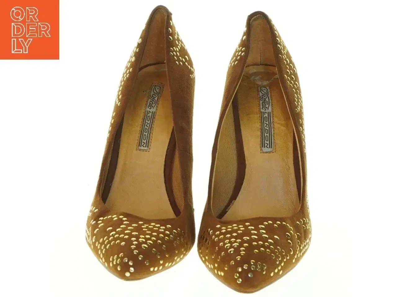 Billede 3 - Brun stilethæl med nitter fra Buffalo (str. 38 )