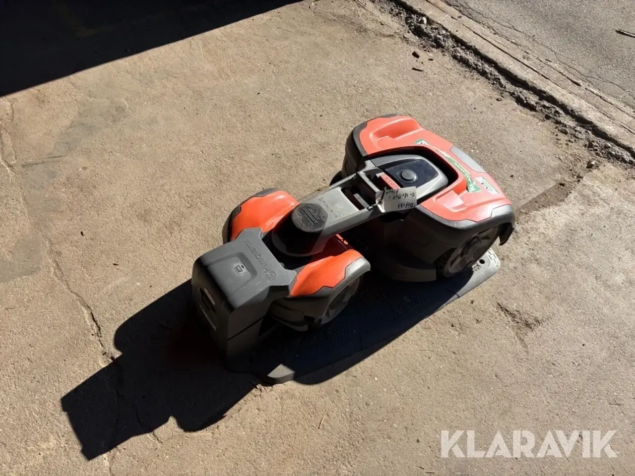 Billede 5 - Robot plæneklipper Husqvarna 535 knækstyret med ladestation