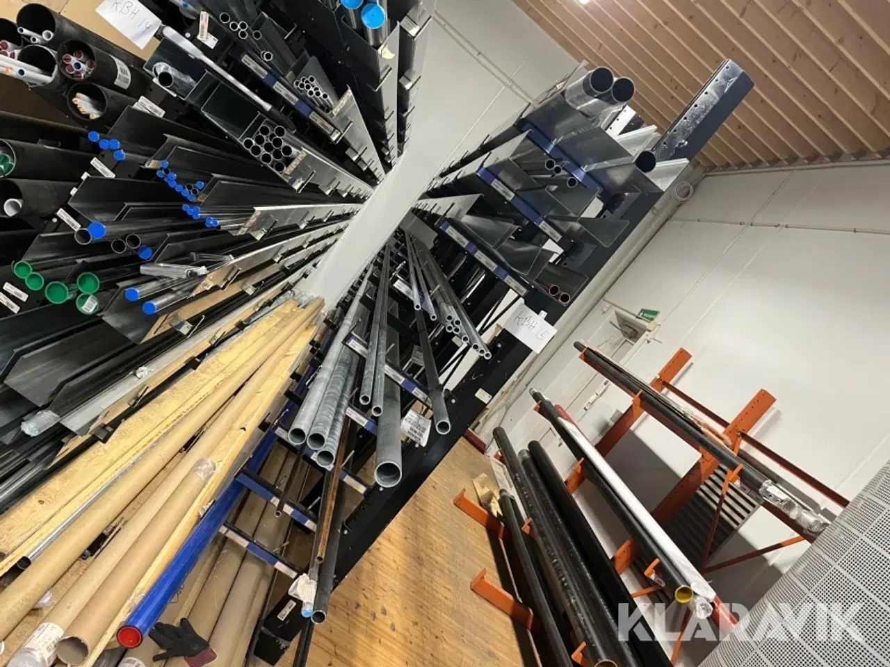 Billede 1 - Grenreol en række