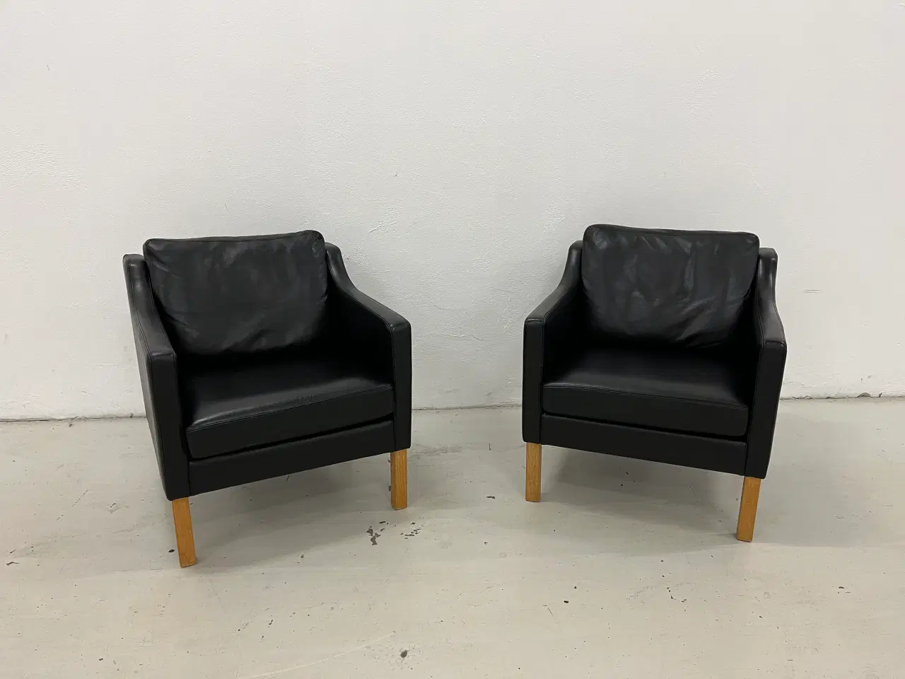 Billede 1 - Nielaus lounge stole i sort semi anilin læder.
