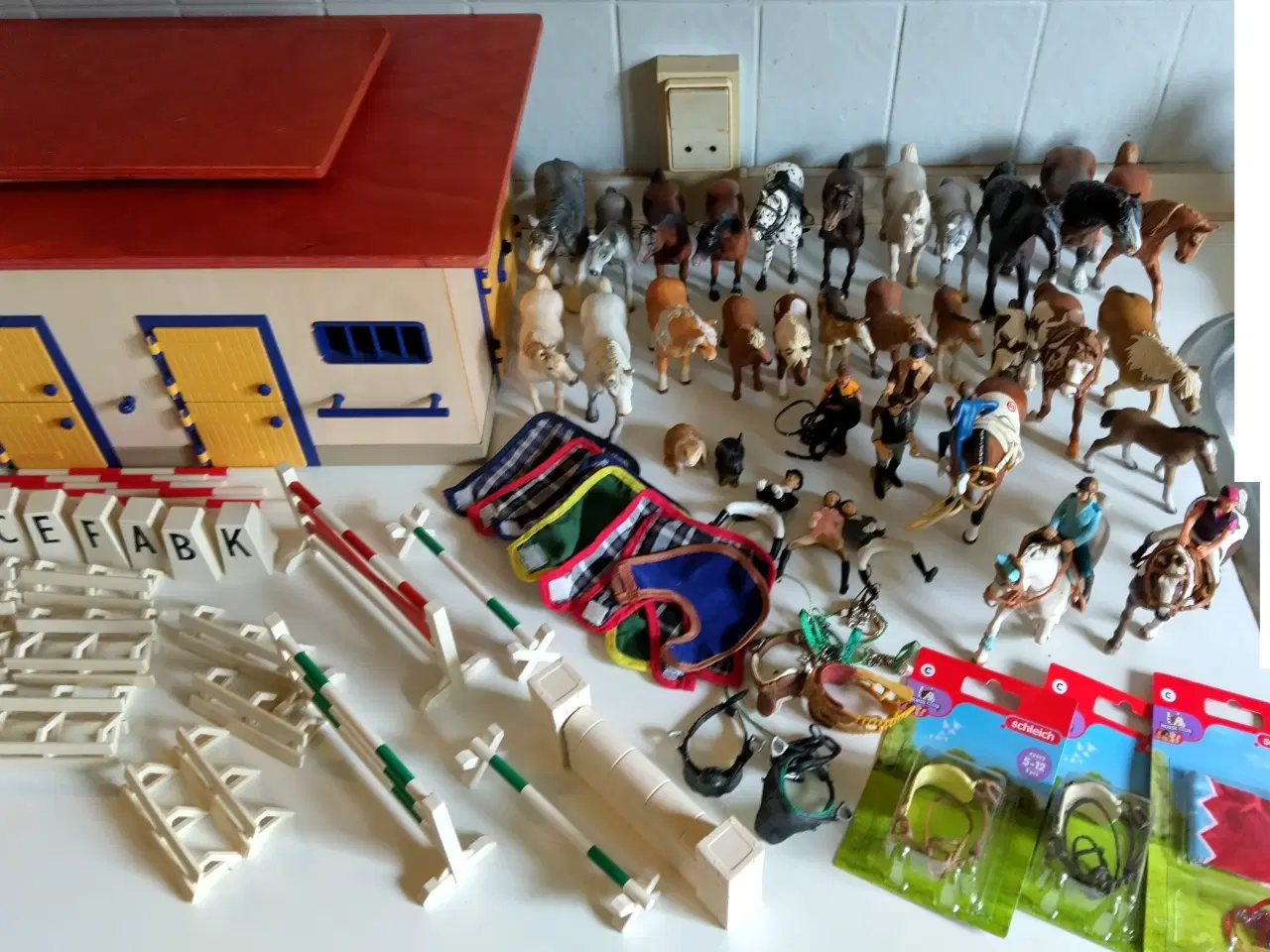 Billede 2 - Schleich hestestald med masser af tilbehør
