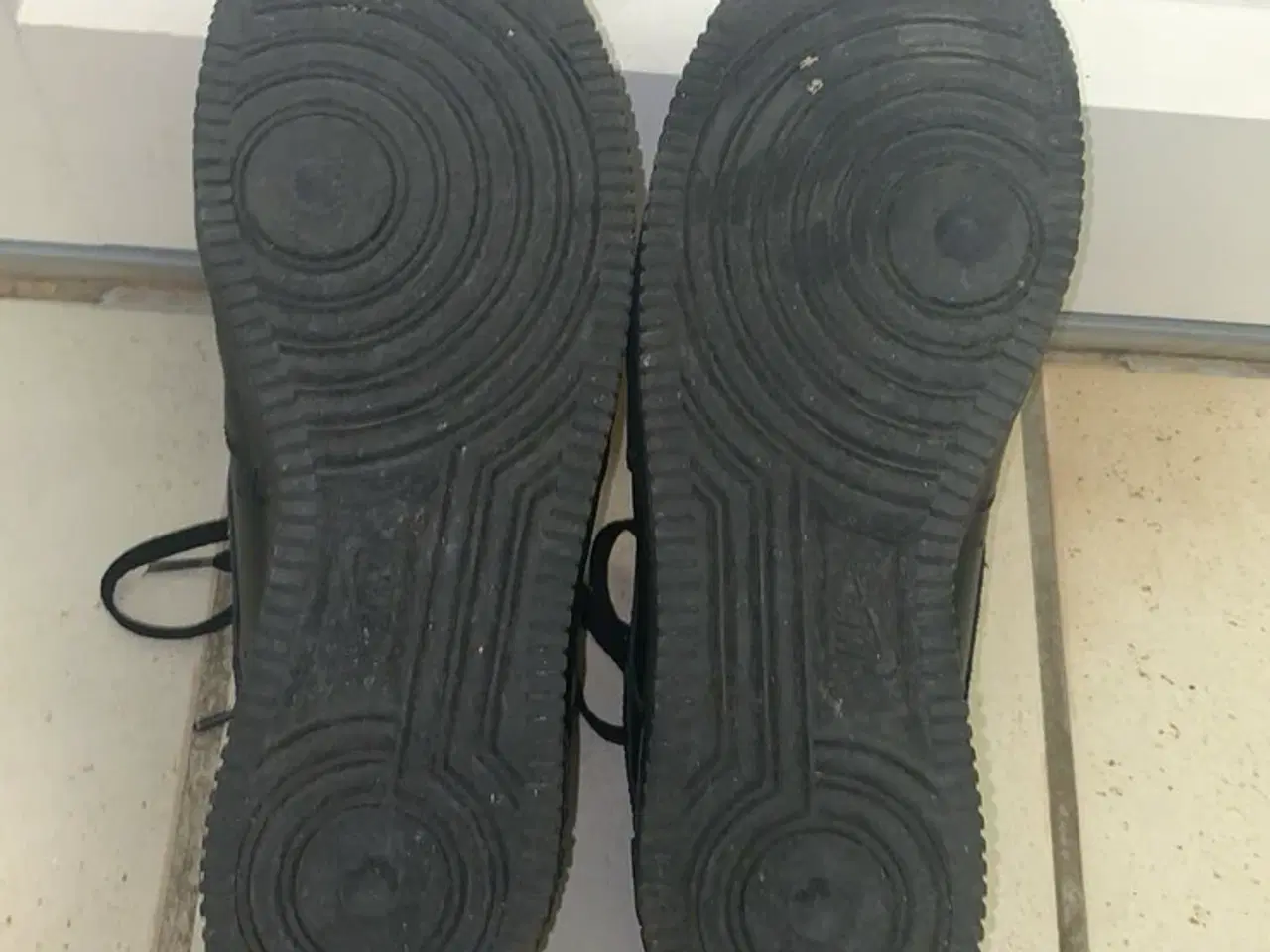 Billede 2 - Nike Air Force 1 – Sorte (brugte)