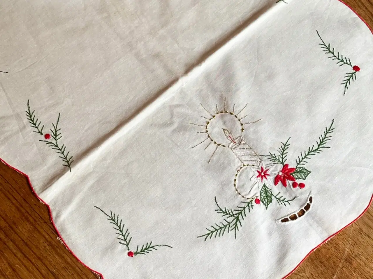 Billede 2 - Hvid bordløber, broderet, 88 x 38 cm