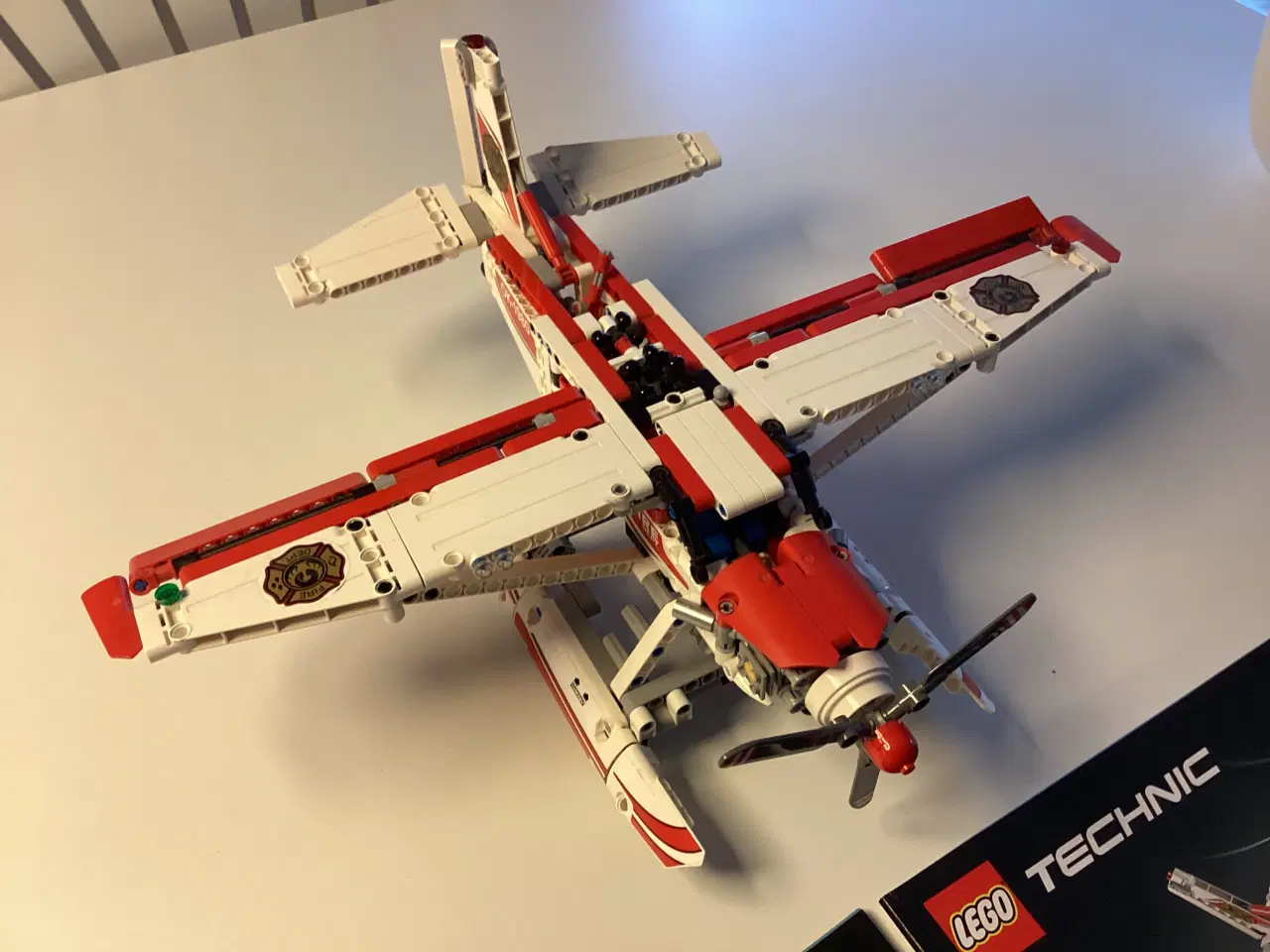 Billede 2 - TECHNIC LEGO brandslukningsfly 42040