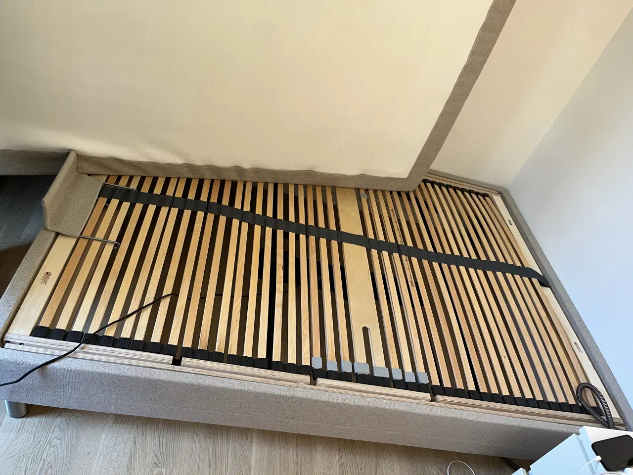 Billede 5 - Elevationsseng 140x200 + topmadras fra Jysk