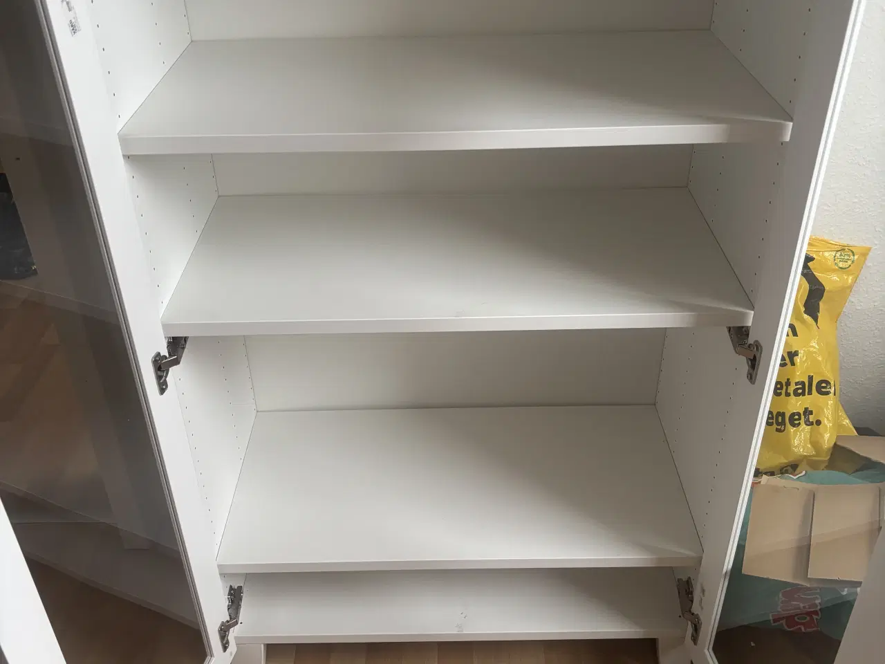 Billede 2 - Hvidt vitrineskab med glaslåger