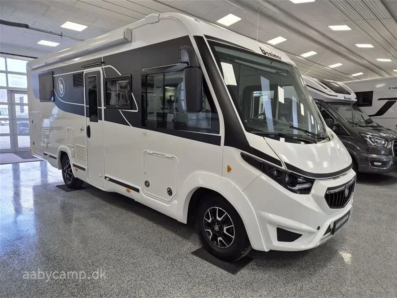 Billede 1 - 2020 - Benimar Amphitryon 997   NK-pakke. automatgear. solceller. ovn. lædersæder. queensbed.