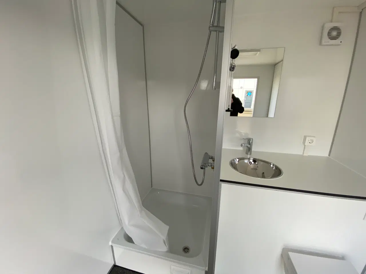 Billede 8 - Type 518: Toilet--badvogn med 3 separate rum