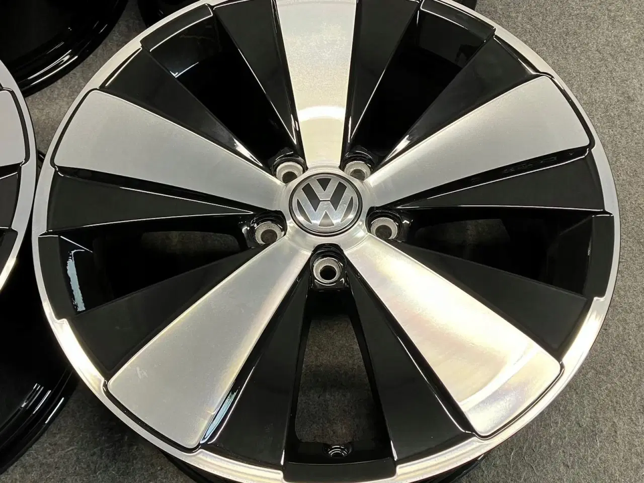 Billede 5 - ALUFÆLGE VW BEETLE 5C0 TWISTER 18"