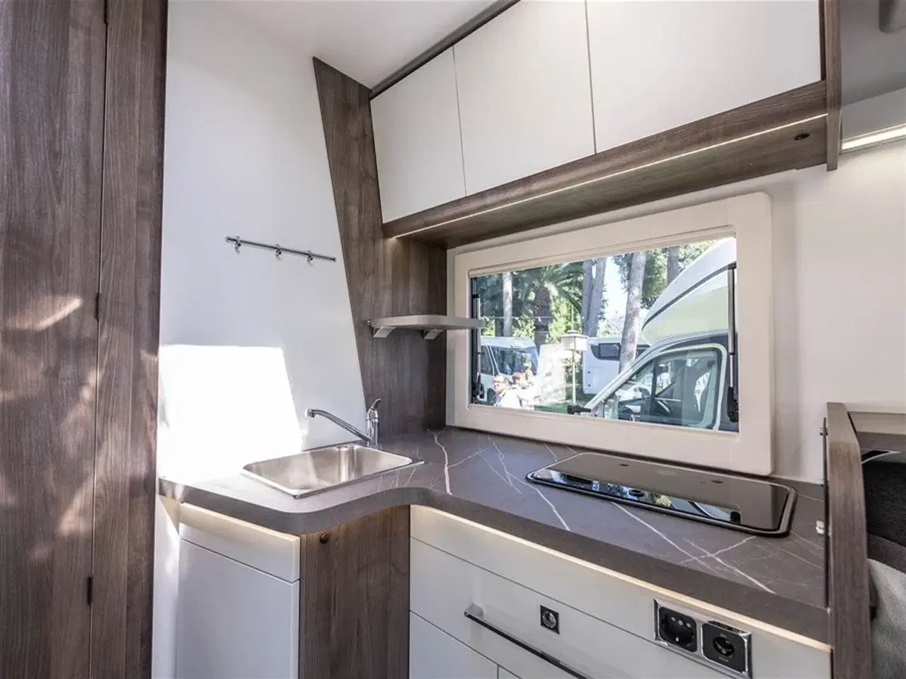 Billede 13 - 2026 - Benimar Tessoro 488 Rummelig camper med face-to-face siddegruppe