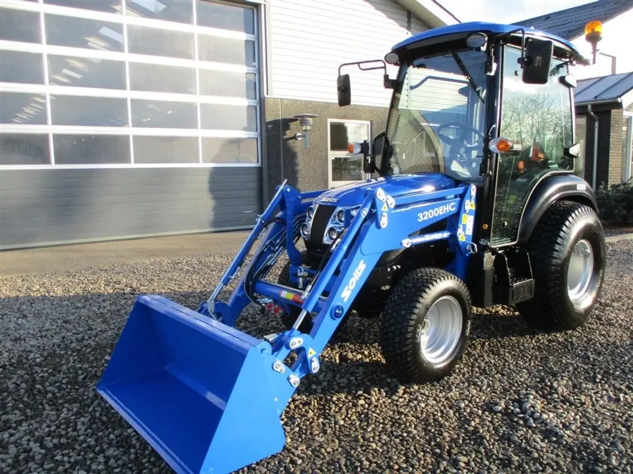 Billede 20 - Solis 26 HST Med kabine, Turf hjul og frontlæsser.