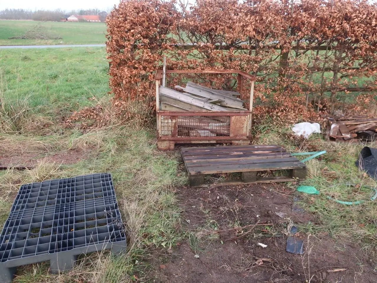 Billede 8 - Div. Barreller med træ, tagplader, stolper m.m.