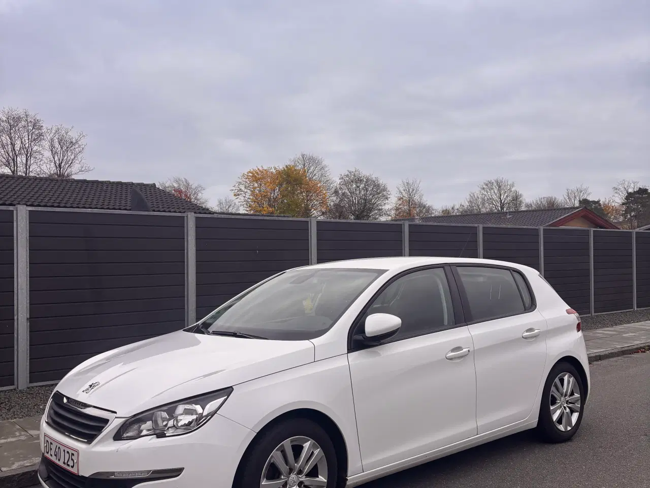 Billede 1 - Pæn bil i hvid farve Peugeot