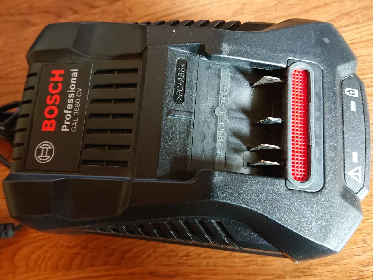 Billede 2 - Bosch: 2stk. 36V 6Ah Batteri + 8A Lynoplader.