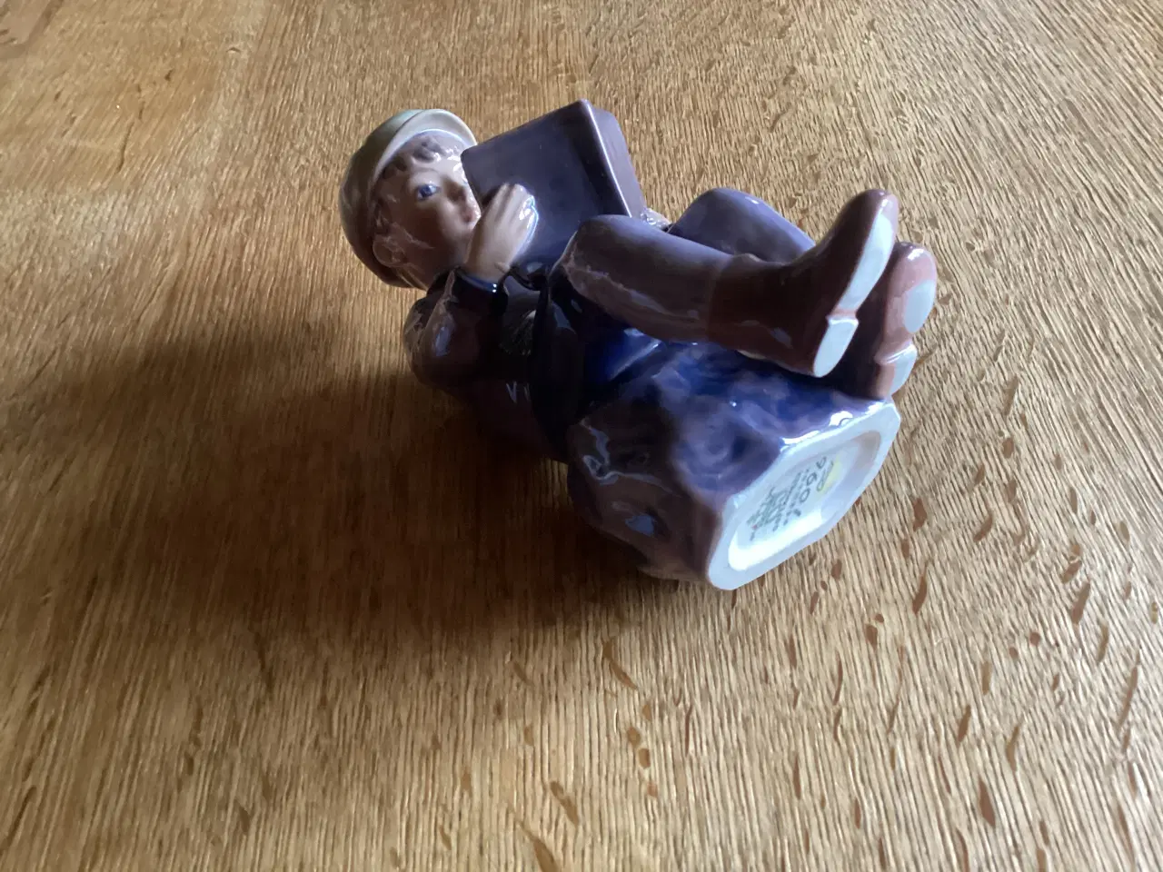 Billede 6 - DJ siddende dreng med kasket der læser i bog