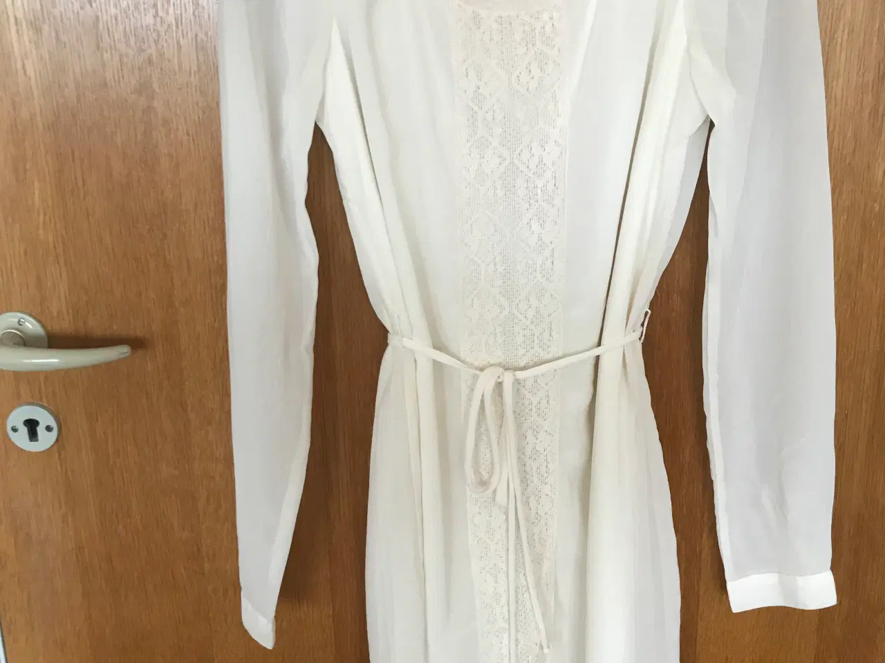Billede 1 - Smuk hvid kjole med bindebånd