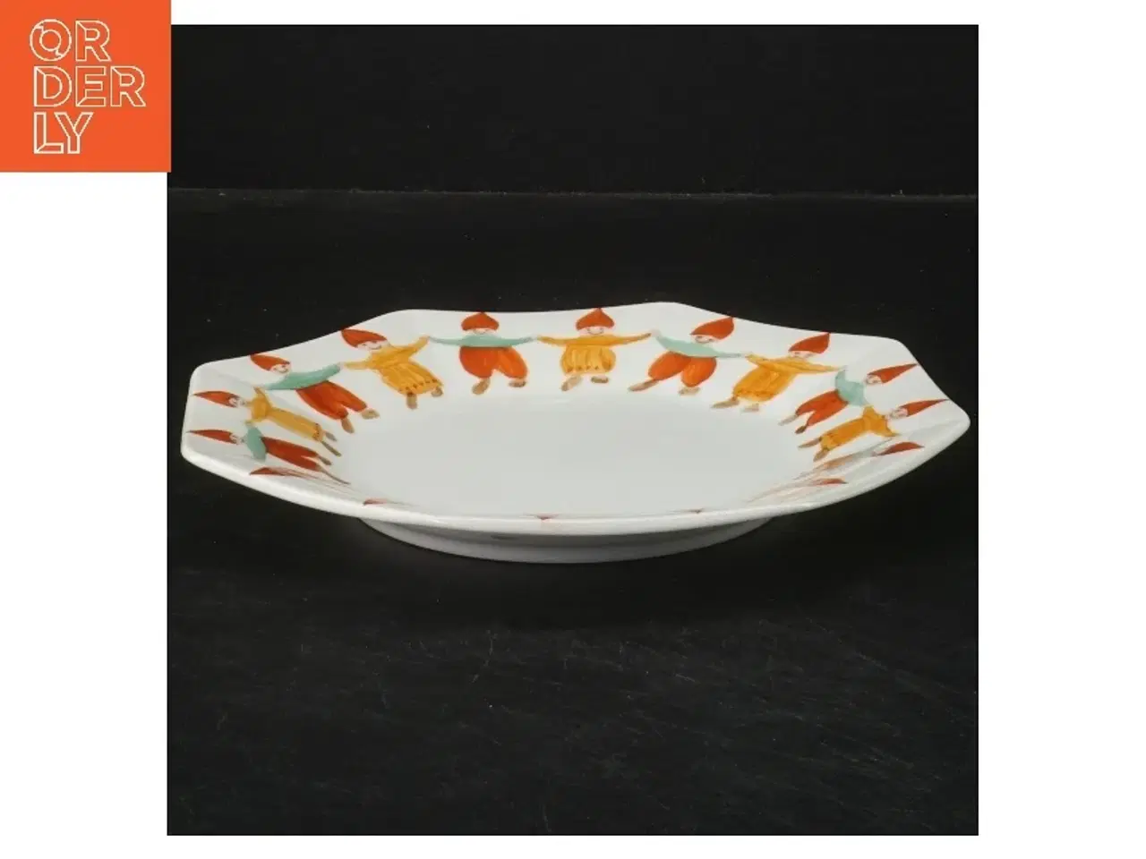 Billede 1 - Lille tallerken med nisser der danser (str. 18,5 cm)