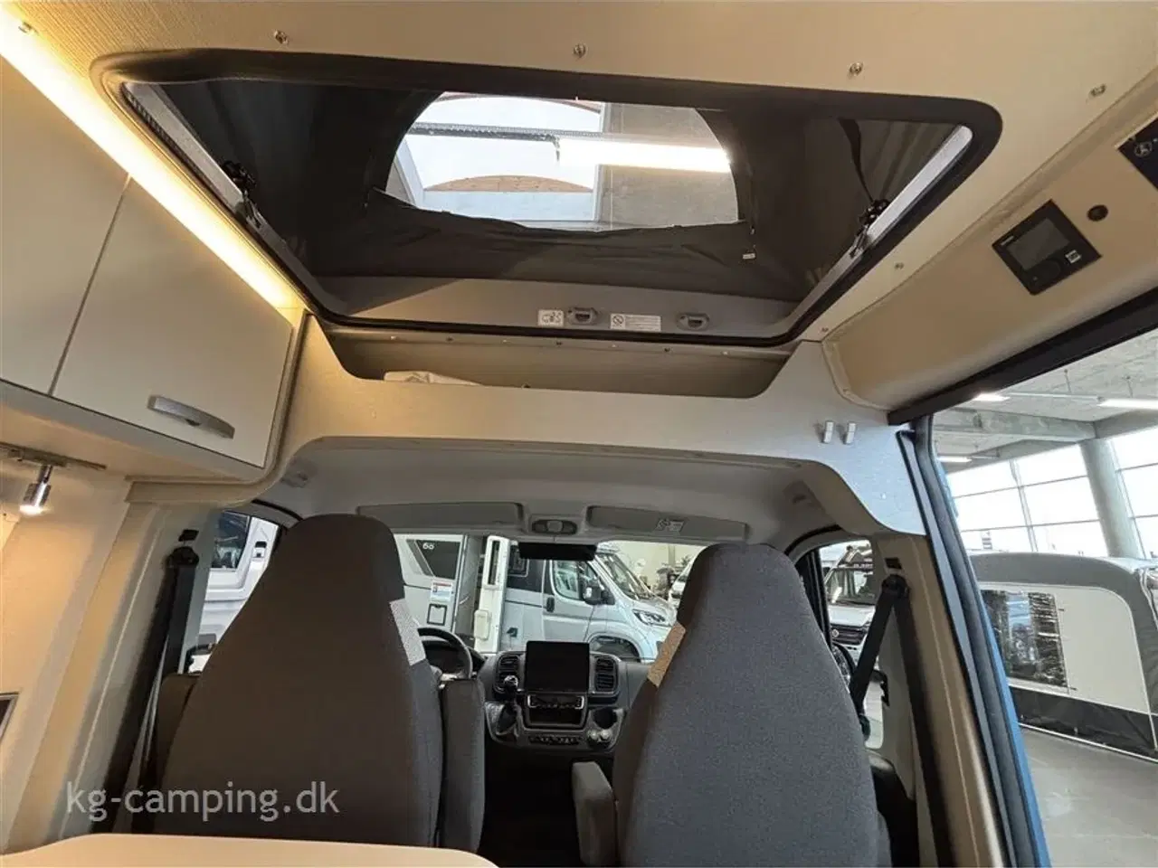 Billede 12 - 2022 - Hymer Free 540 BLUE EVOLUTION   Udstyr inkluderet: 2x Lithium-batteri • Solcelleanlæg • Markise • Hævesængetag • Fuld LED-lys • Automatisk klimaanlæg • Elektrisk håndbremse