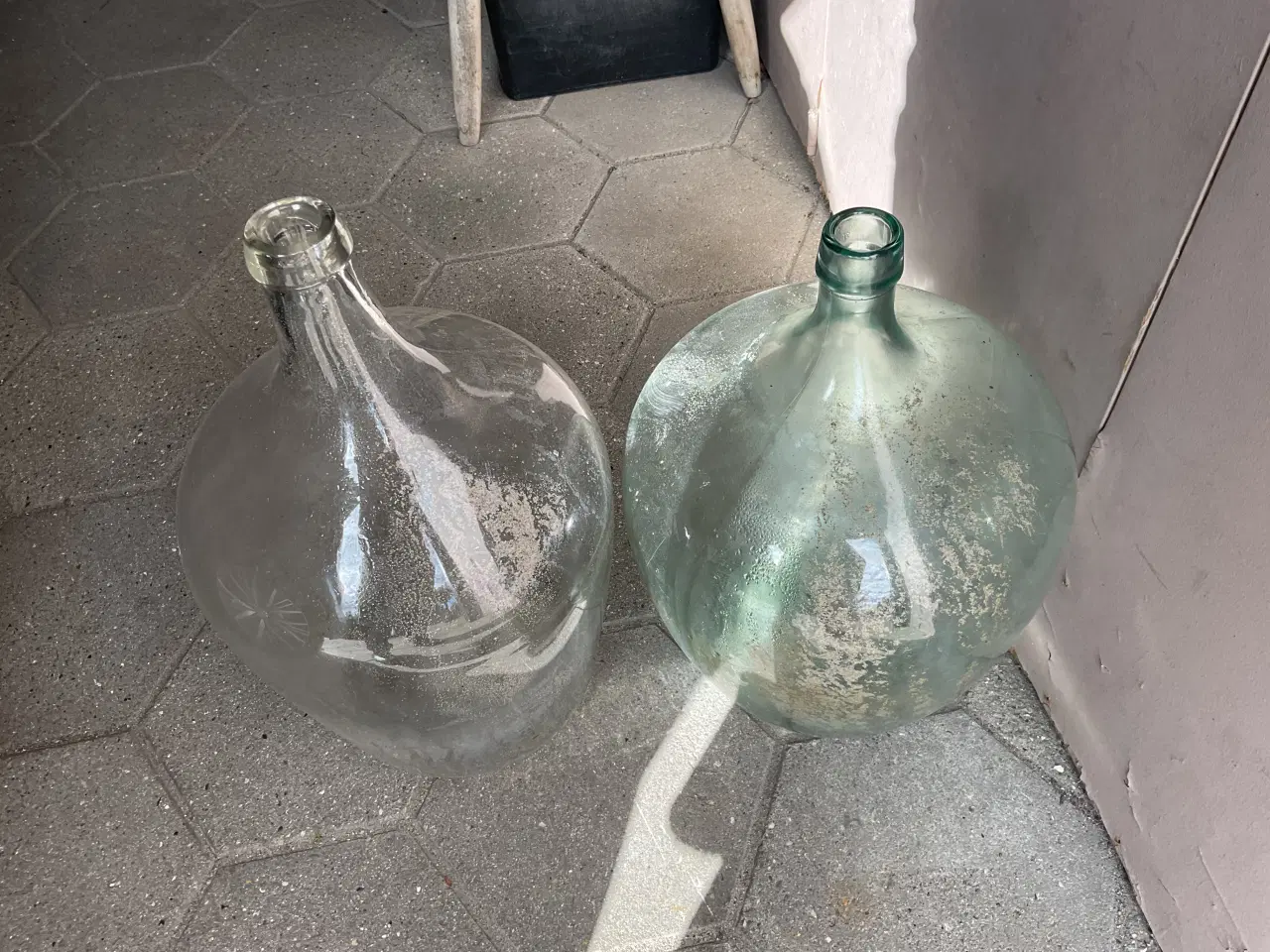 Billede 2 - 2 stk. vinballoner, gamle, glas, indhold ca. 20 la