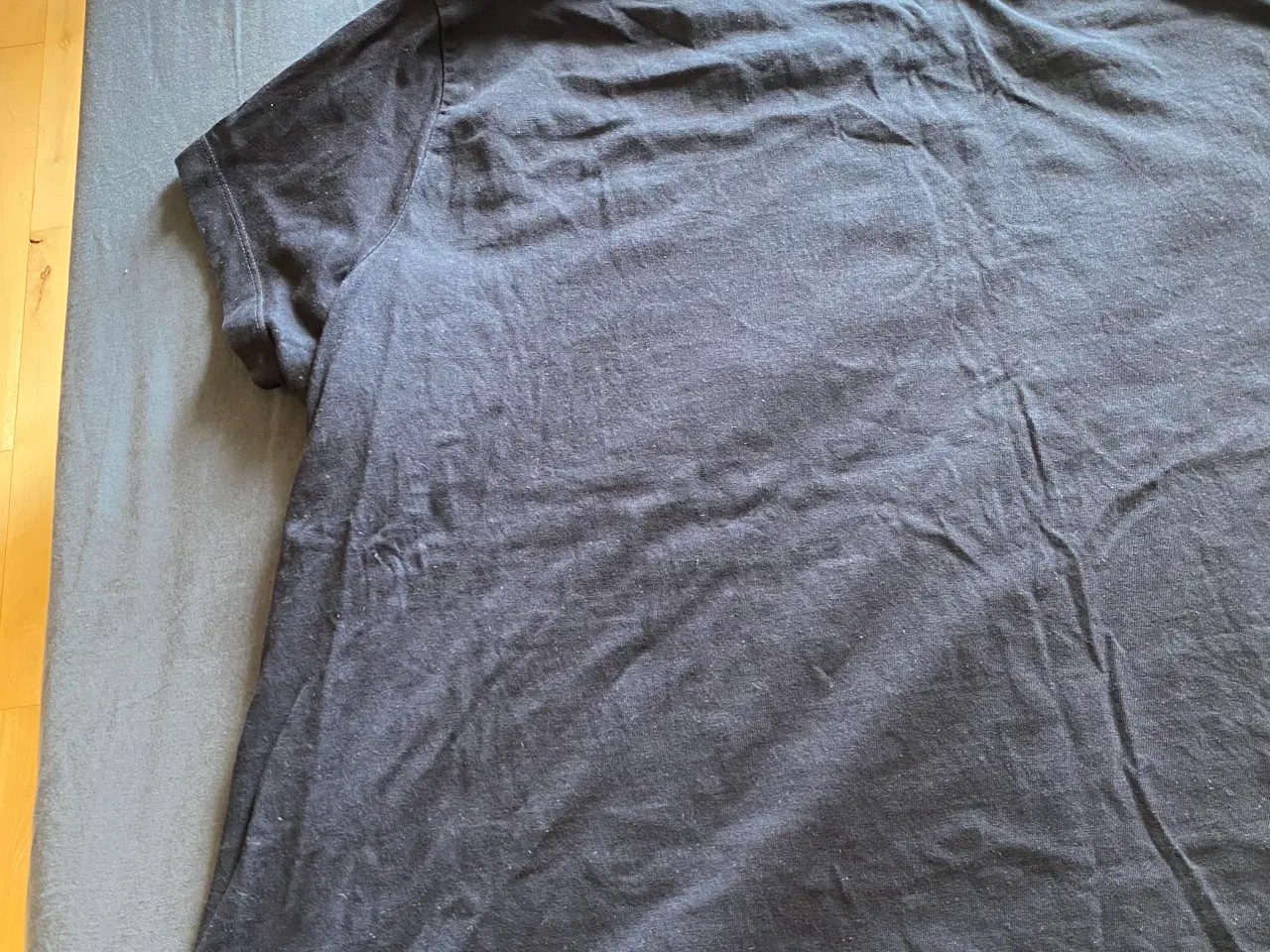 Billede 8 - T-shirt i sort med motiv