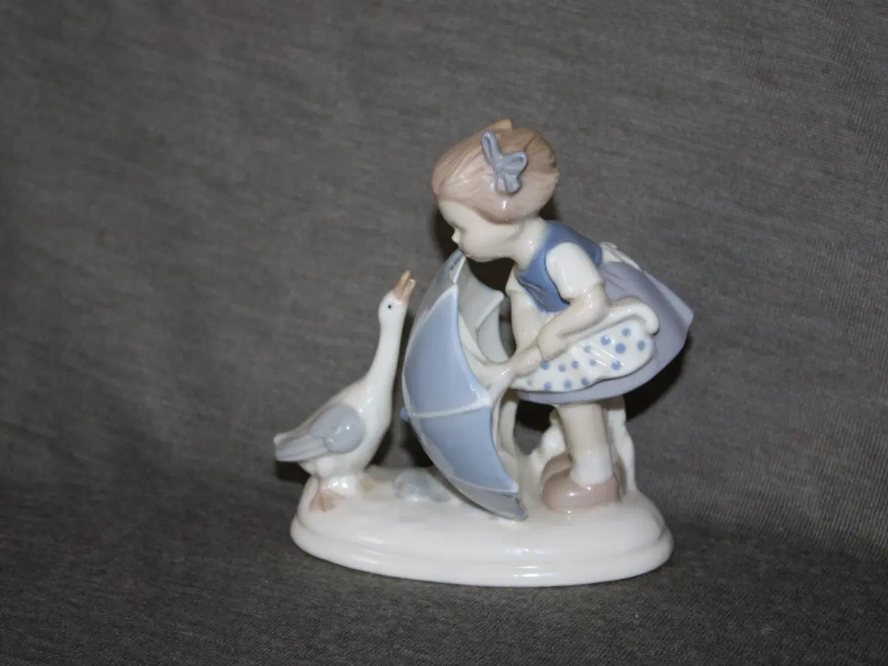 Billede 1 - Figur i porcelæn højde 12 cm