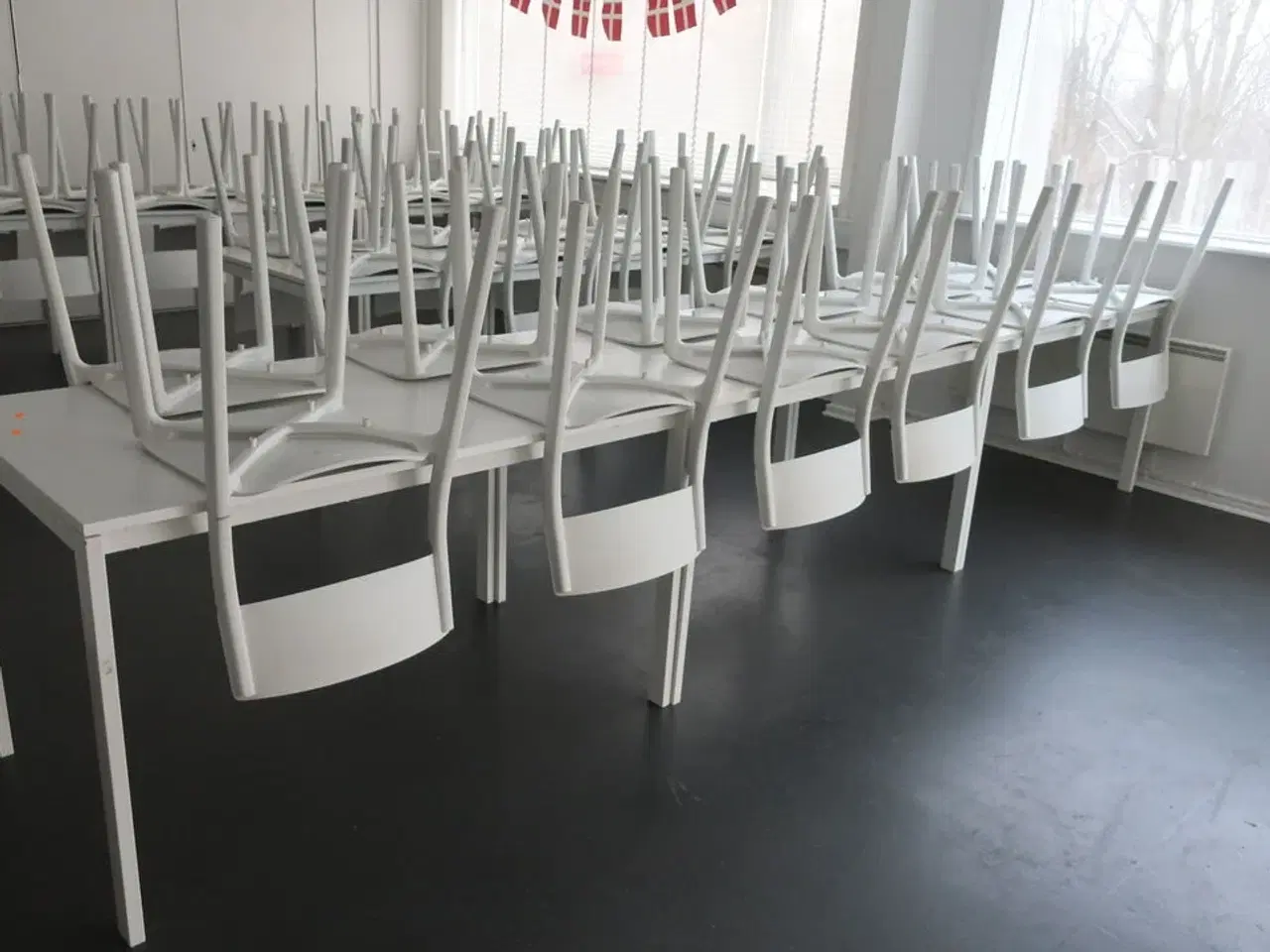 Billede 3 - 5 stk. spiseborde samt 20 stk. stole