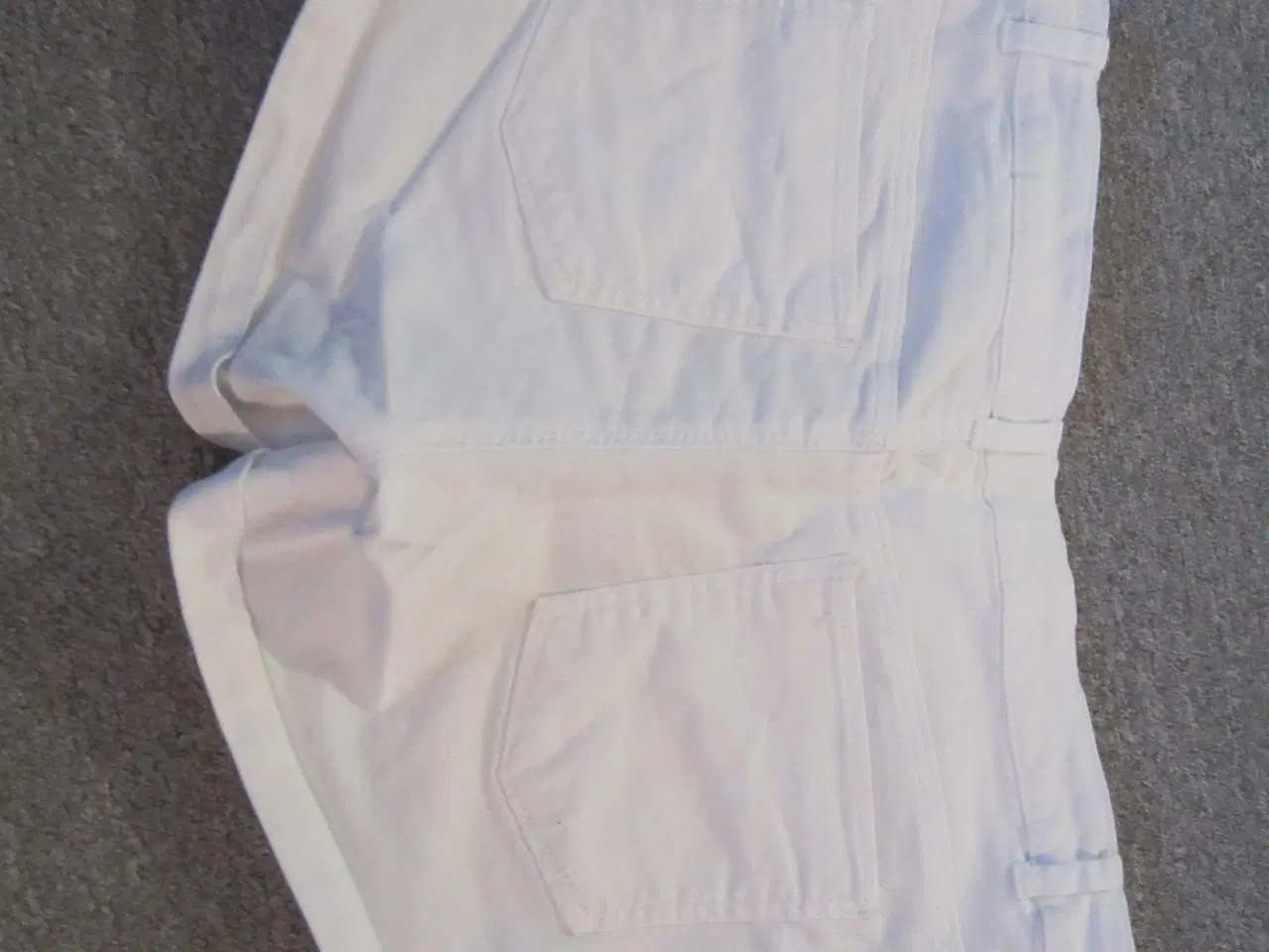 Billede 3 - Smarte hvide Shorts i str. 40 fra H&M