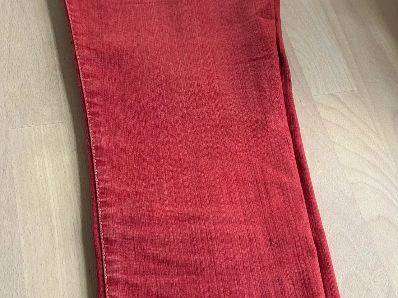 Billede 1 - Røde jeans 