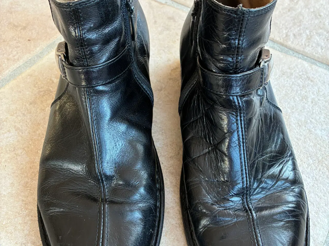 Billede 1 - Ankelstøvler i sort læder str. 39
