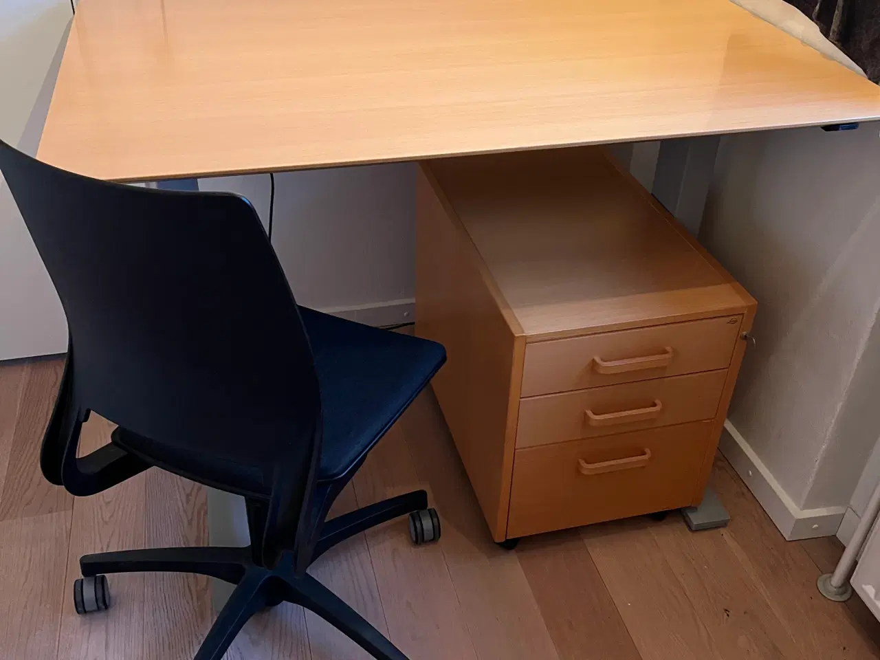 Billede 1 - Hæve/sænkebord med skuffer og kontorstol 
