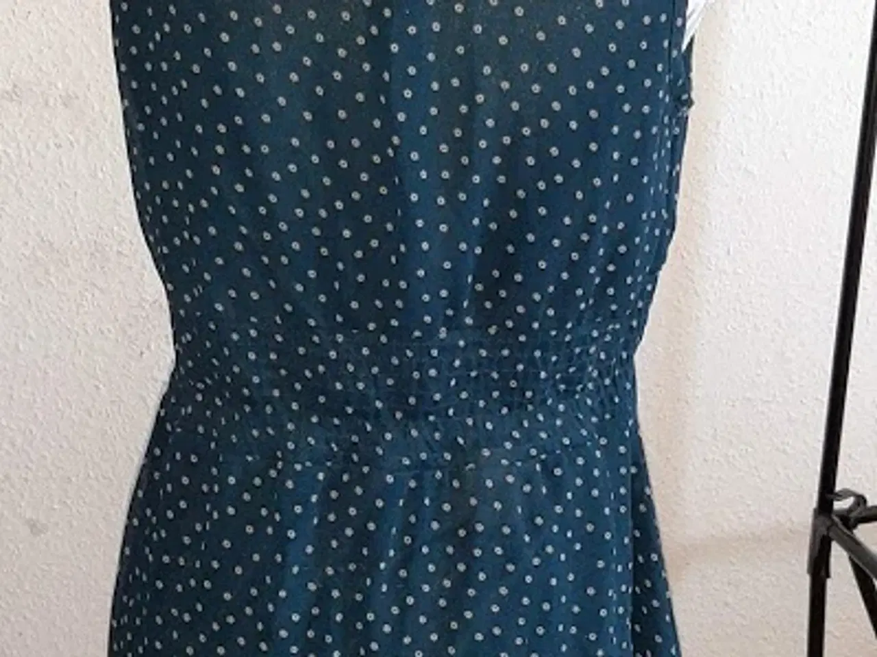 Billede 3 - Skøn kjole i Navy blå.m. mocca farvede prikker/M