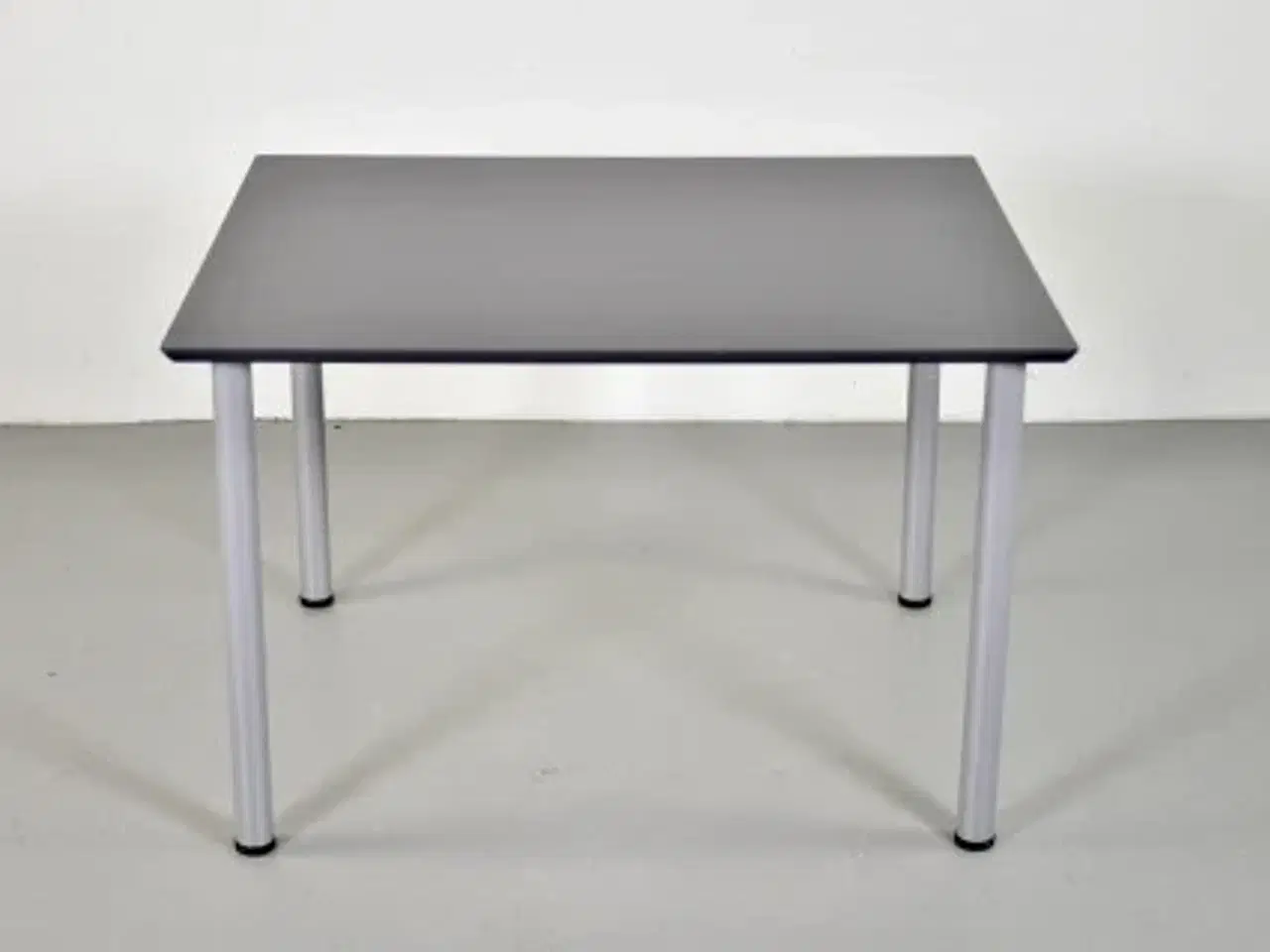 Billede 3 - Kantinebord med mørkegrå plade og alufarvet stel