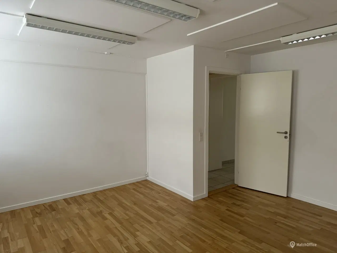 Billede 8 - Lyse kontorlokaler i høj kld. udlejes.