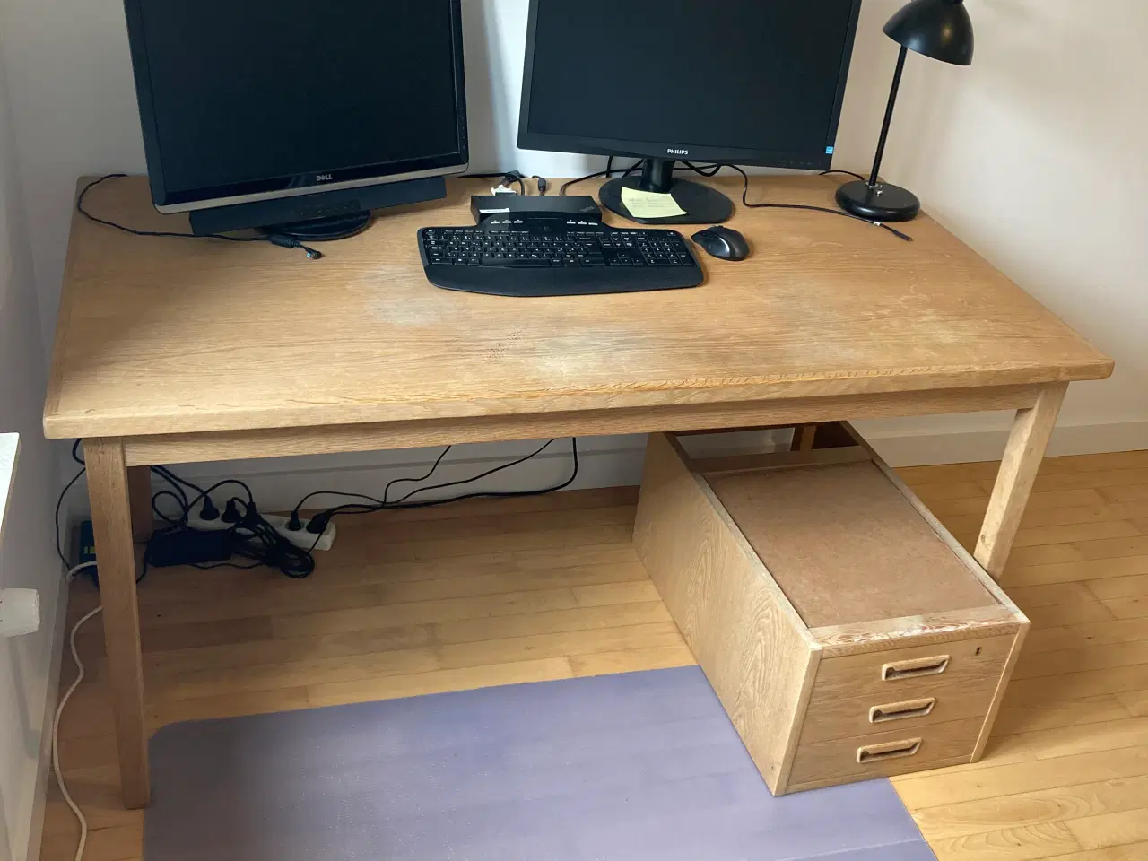 Billede 2 - Ældre skrivebord med skuffer