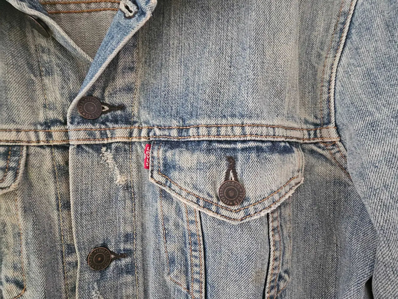 Billede 3 - Levi’s vintage denimjakke – klassisk og rå